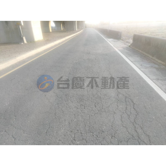 高雄近路科東西向匝道旁雙面路農地