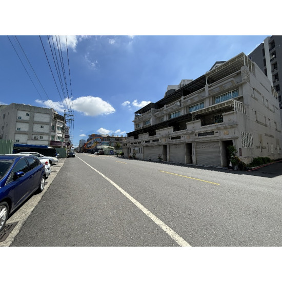 高雄岡山成功路上黃金店面