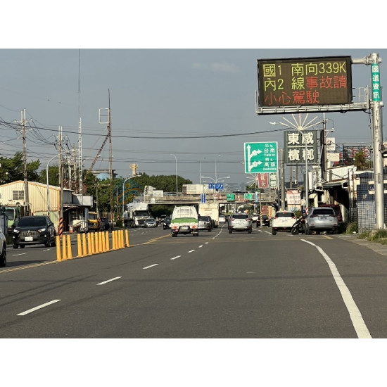 高雄路竹工廠林立旁大面寬農地