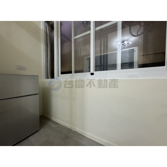 高雄苓雅區光華夜市商圈.全新整理四樓8套房收租透天 高雄苓雅區光華夜市商圈.全新整理四樓8套房收租透天