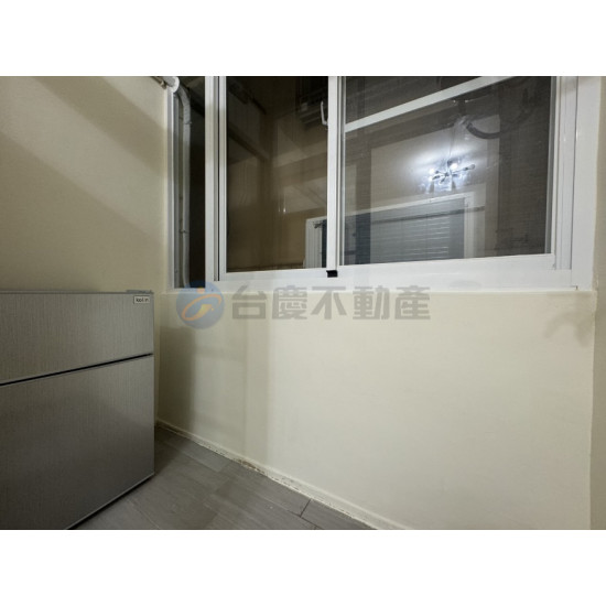 高雄苓雅區光華夜市商圈.全新整理四樓8套房收租透天 高雄苓雅區光華夜市商圈.全新整理四樓8套房收租透天