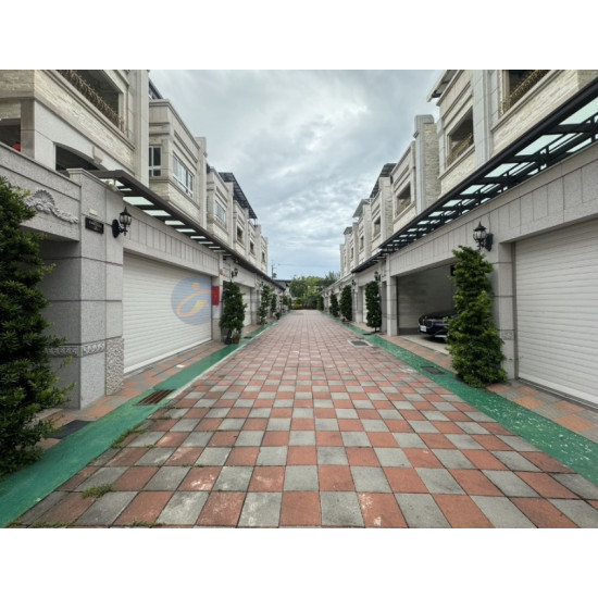 高雄岡山鈔票亮全新未住明亮四主臥電梯2+2車庫別墅